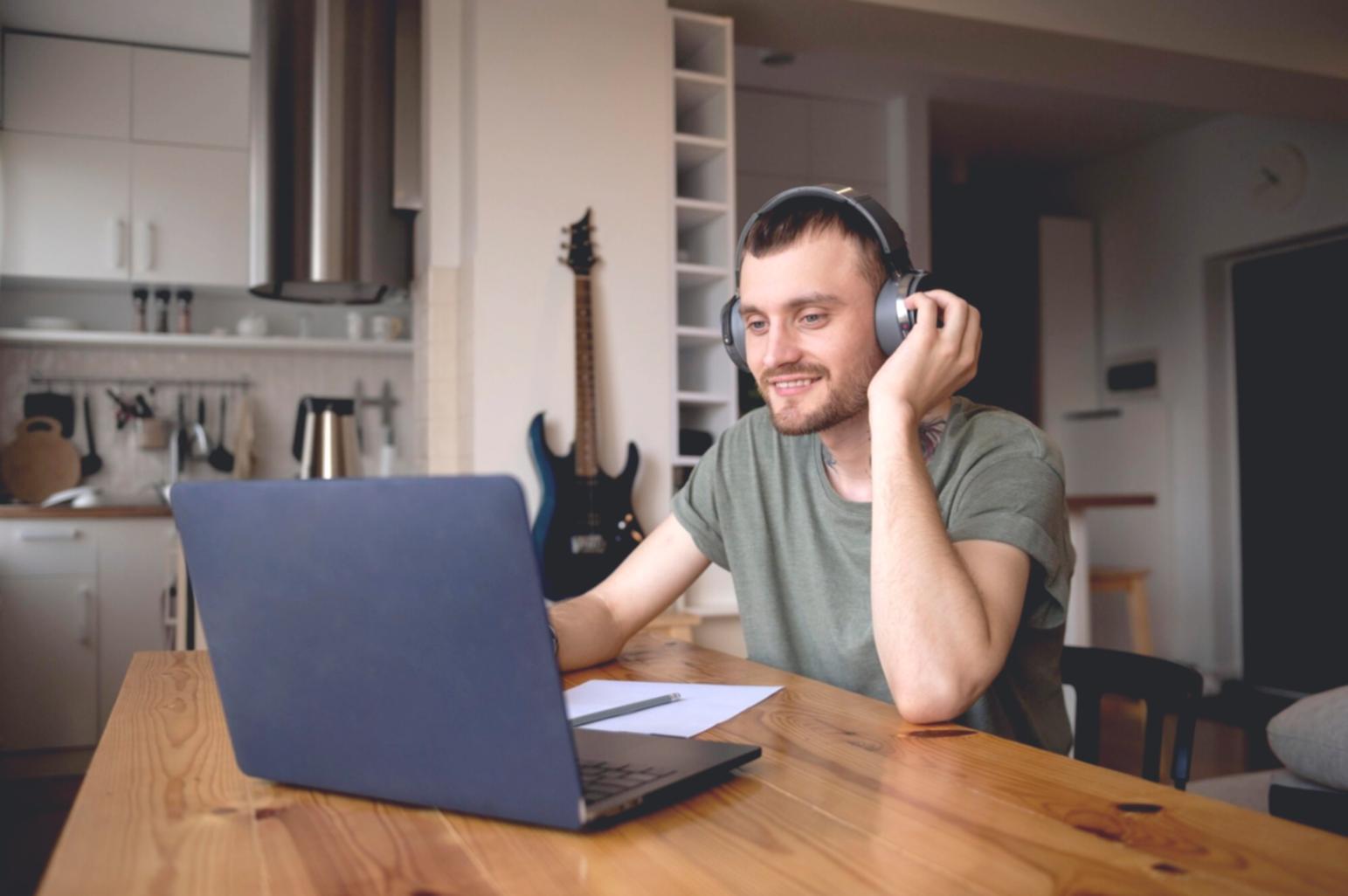 Professionelle IT-Arbeitsumgebung mit modernen Computern und Netzwerkausstattung